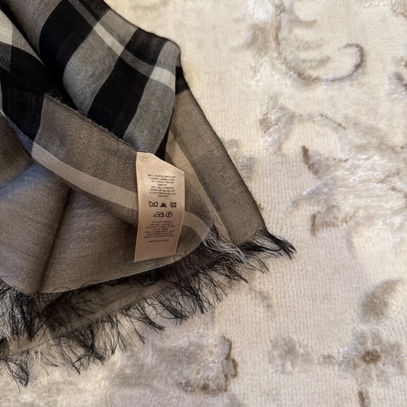 Burberry wool scarf - Picture 3 of 3